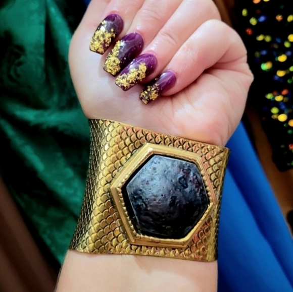 Vintage Jewelry - Vintage Black Obsidian Stone Bezel Fish Scale Cuff Gold Bracelet